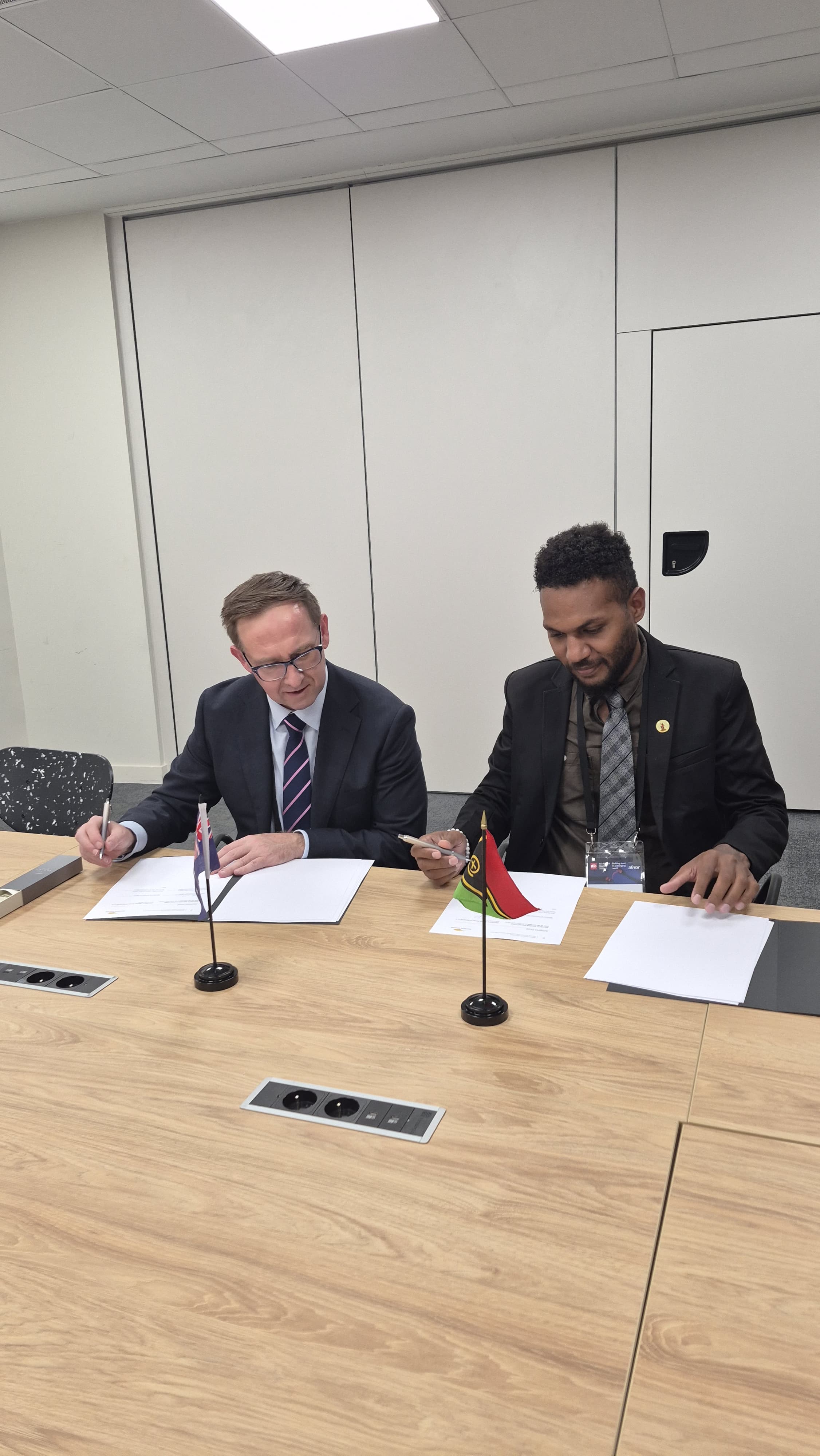Vanuatu strengthens standards partnership with Australia at ISO meeting in Paris